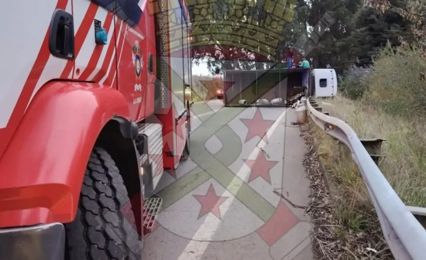 Bomberos de La Unión atiende volcamiento de camión en sector Trumao con una persona lesionada fuera del vehículo