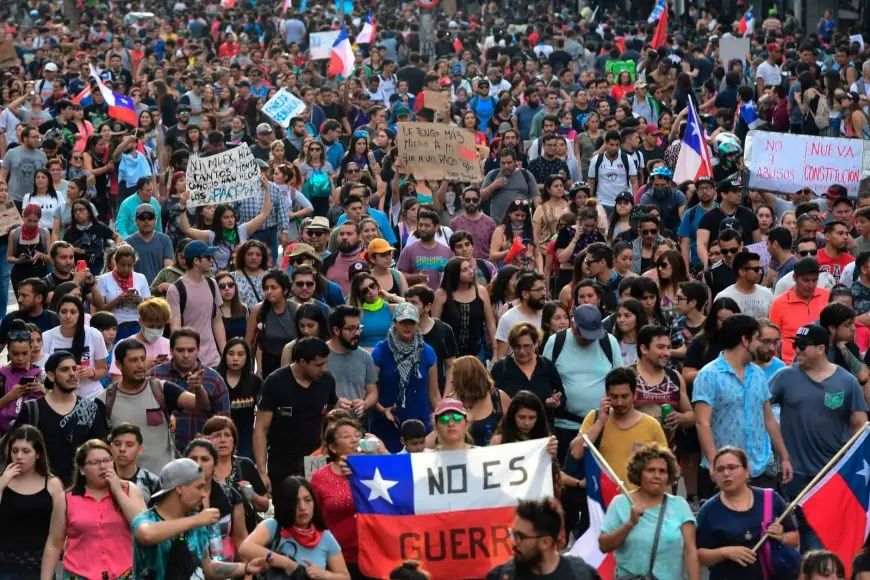Fractura generacional en Chile: jóvenes apoyan protestas y adultos las rechazan según B&W