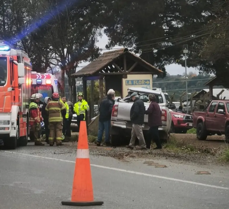Colisión entre camión maderero y dos camionetas en ruta 210 de La Unión deja una persona atrapada 