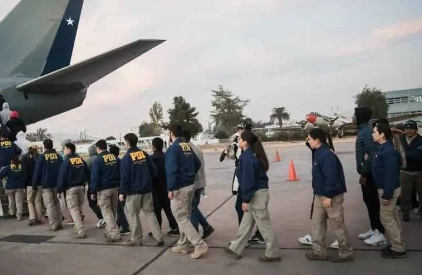 Gobierno expulsa a 80 migrantes irregulares en vuelo comercial con destino a Colombia y Bolivia