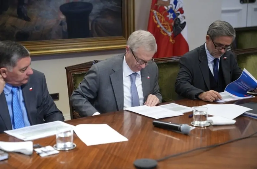 Diferentes encuestas muestran resultados dispares sobre aprobación del Presidente Kast tras cambio de gabinete de entre un 32 y 40%