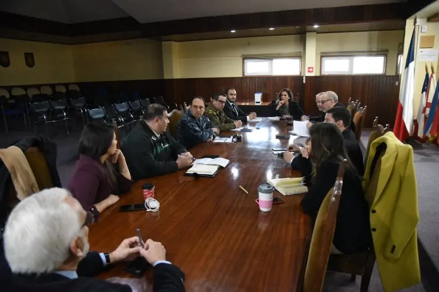 Delegada presidencial lidera comité policial en Los Ríos para revisar despliegue preventivo durante fin de semana y abordar violencia escolar