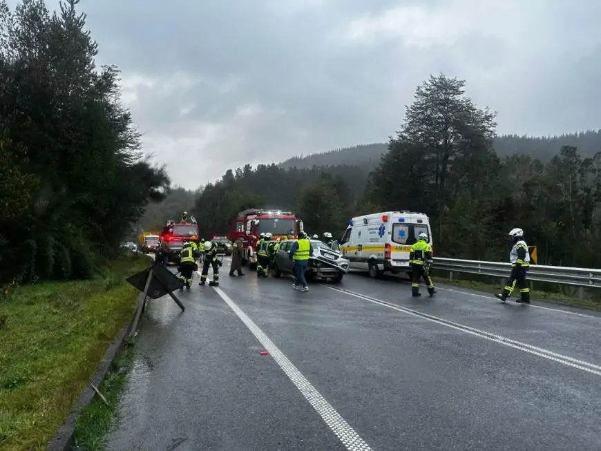 Dos personas lesionadas leves y tránsito interrumpido por colisión entre camión y vehículo menor en ruta T-206 Paillaco