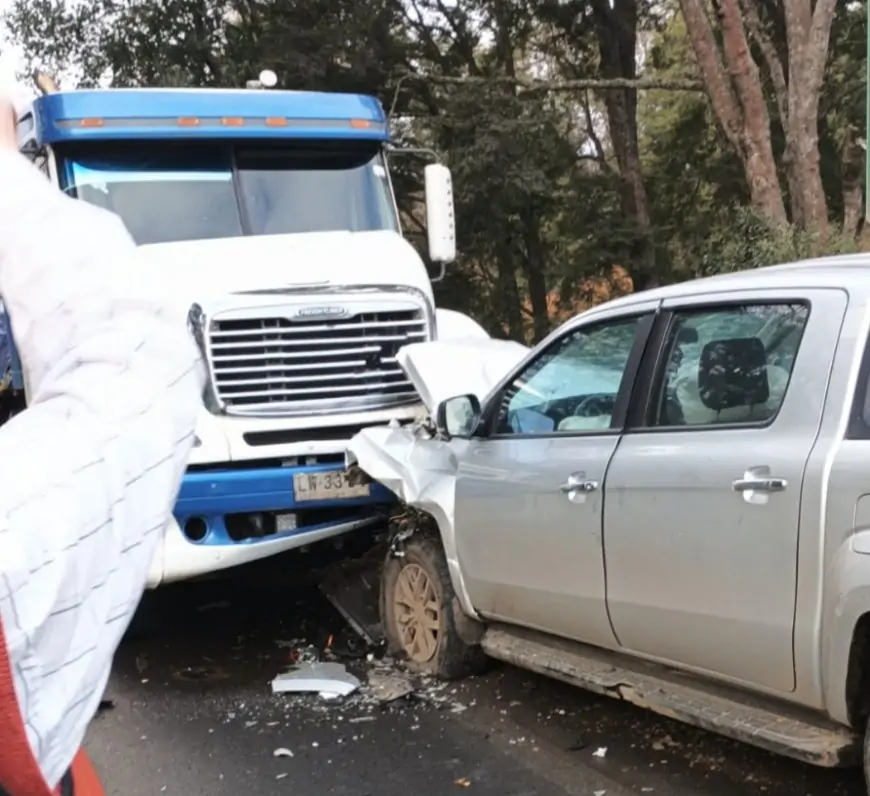Colisión frontal entre camión y vehículo menor en puente Quirilhue deja una persona lesionada y tránsito cortado