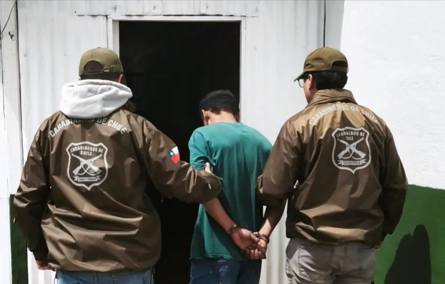 Dos prófugos son detenidos en Río Bueno por órdenes vigentes por microtráfico y porte de municiones