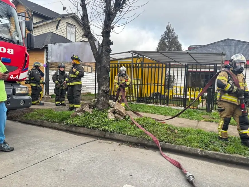 Principio de incendio por falla eléctrica en calle Patricio Lynch de Río Bueno es controlado por habitantes del inmueble