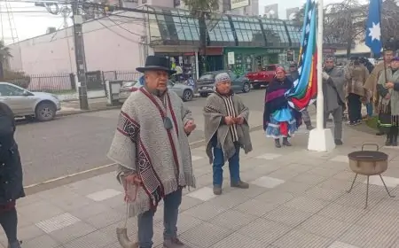 Alcalde y comunidades mapuche izan bandera mapuche en plaza de Río Bueno para iniciar el We Tripantu