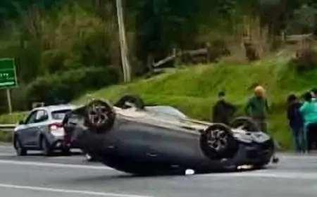 Volcamiento en ruta a Ensenada deja dos lesionados en Puerto Varas: Bomberos y SAMU trabajaron en el lugar