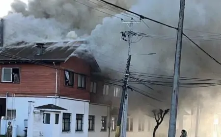 Bomberos de Osorno declara segunda alarma por incendio que afecta a recinto militar en pleno centro