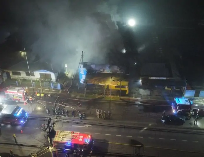 Bomberos activó Segunda Alarma por incendio de rápido avance en bodegas de Osorno durante la madrugada