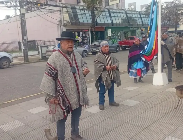 Alcalde y comunidades mapuche izan bandera mapuche en plaza de Río Bueno para iniciar el We Tripantu