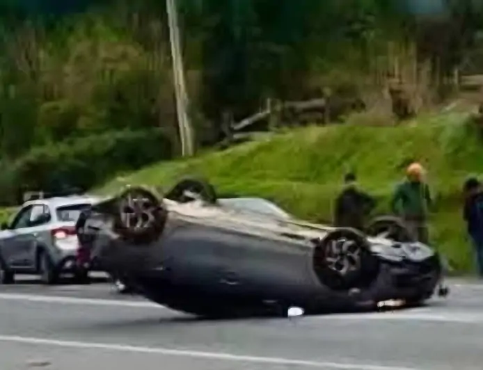Volcamiento en ruta a Ensenada deja dos lesionados en Puerto Varas: Bomberos y SAMU trabajaron en el lugar