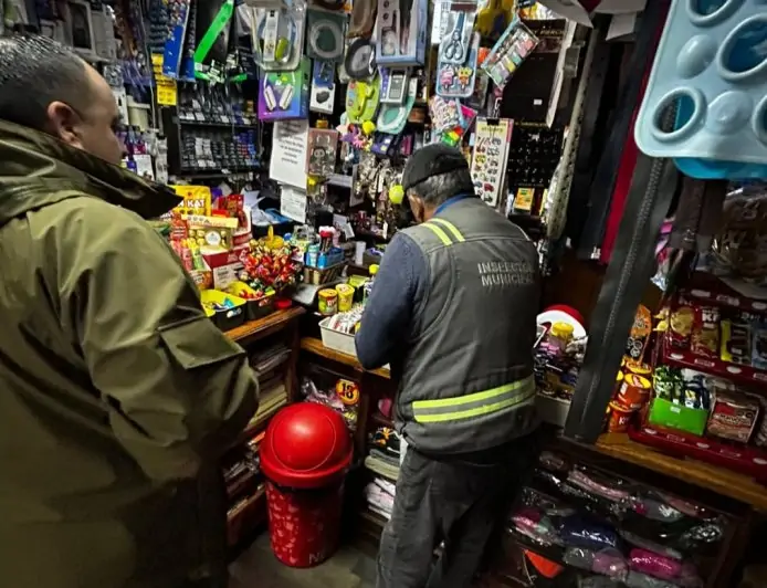 Carabineros y Seguridad Pública de Futrono realizan campaña preventiva sobre venta de vapers a menores de edad