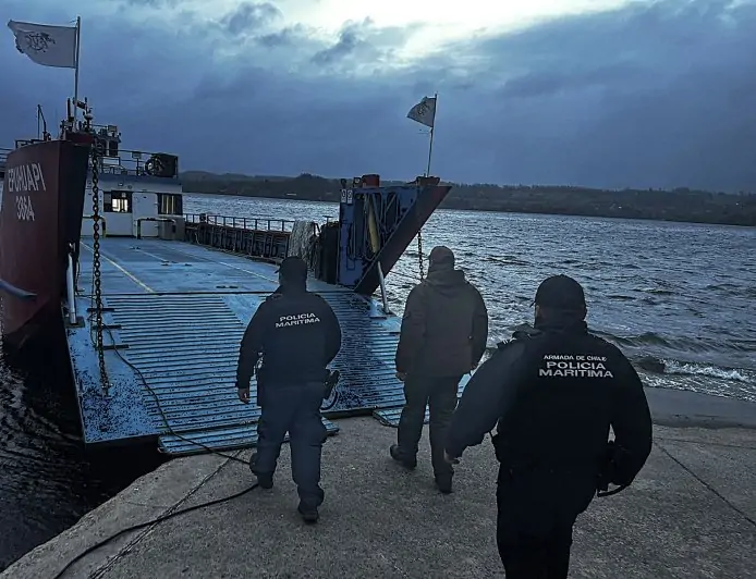 Carabineros, Capitanía de Puerto Lago Ranco y Seguridad Pública de Futrono fiscalizan barcaza Epu Huapi por venta clandestina de alcohol