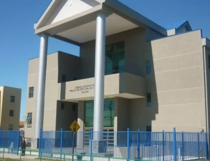 Tribunal condena a sargento de la Armada por violación a funcionaria tras rito de promoción en Valdivia