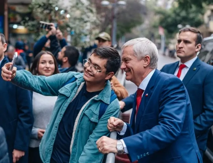 Encuesta Cadem: 54% desaprueba gestión de Kast y 40% la aprueba; 54% apoya embargos del CAE a deudores de altos ingresos
