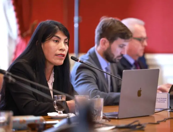 UACh suspende a cuatro estudiantes por agresión a ministra Lincolao: sanciones van de uno a tres semestres