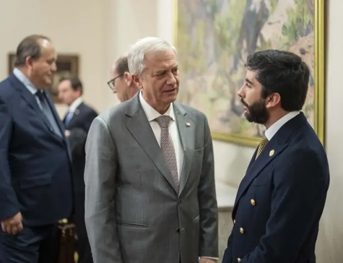 44% aprueba gestión de Kast a 100 días de mandato y 53% desaprueba: supera a Boric pero queda bajo Piñera y Bachelet, según Cadem
