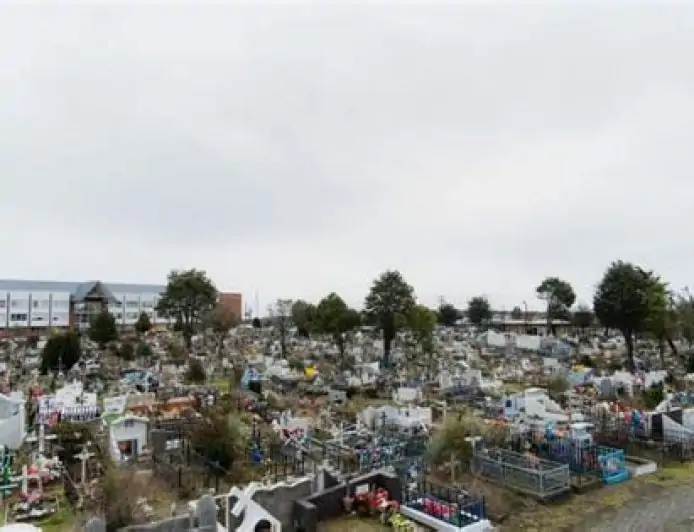 Puerto Montt enfrenta crisis funeraria: Seremi de Salud ordena cierre definitivo del Cementerio Municipal por falta total de espacio