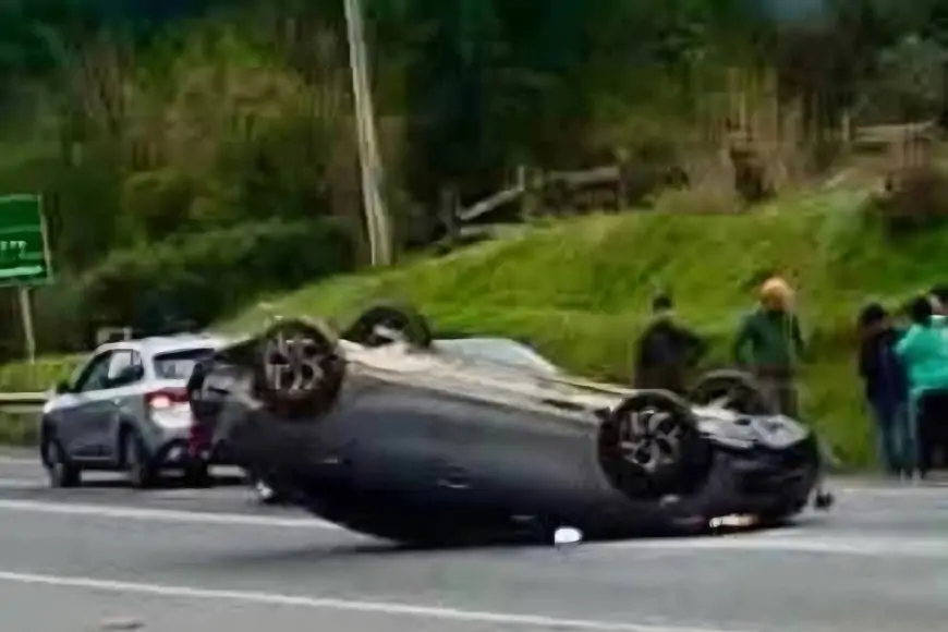 Volcamiento en ruta a Ensenada deja dos lesionados en Puerto Varas: Bomberos y SAMU trabajaron en el lugar