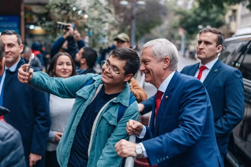 Encuesta Cadem: 54% desaprueba gestión de Kast y 40% la aprueba; 54% apoya embargos del CAE a deudores de altos ingresos
