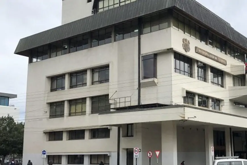 Juzgado condena a Municipalidad de Valdivia por acoso laboral contra nutricionista de CESFAM y ordena indemnización de $3 millones