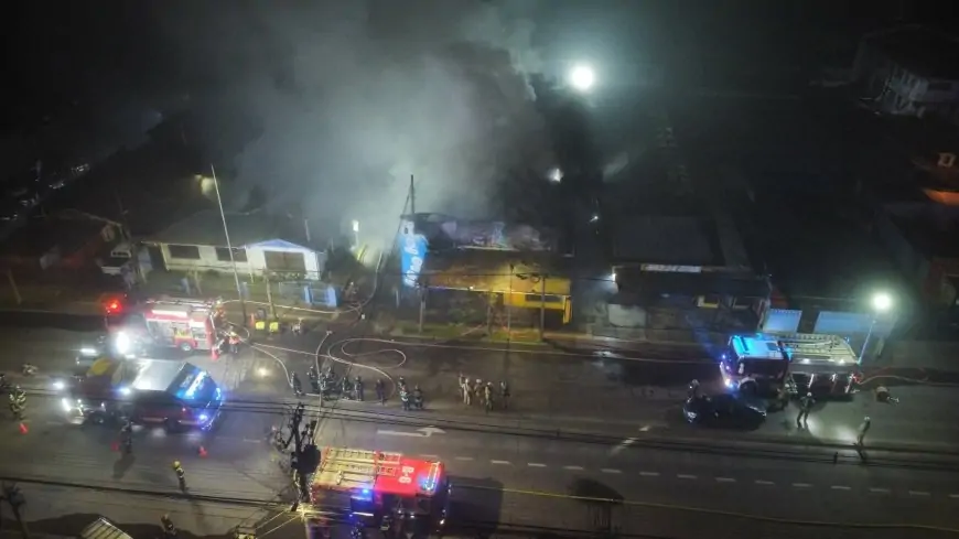 Bomberos activó Segunda Alarma por incendio de rápido avance en bodegas de Osorno durante la madrugada