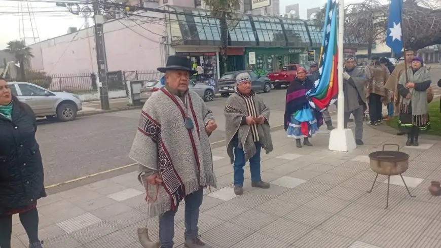 Alcalde y comunidades mapuche izan bandera mapuche en plaza de Río Bueno para iniciar el We Tripantu