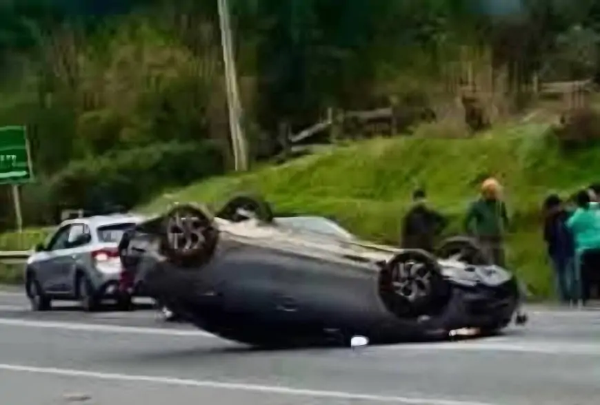 Volcamiento en ruta a Ensenada deja dos lesionados en Puerto Varas: Bomberos y SAMU trabajaron en el lugar