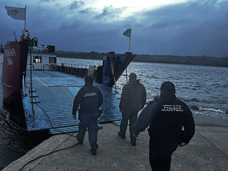 Carabineros, Capitanía de Puerto Lago Ranco y Seguridad Pública de Futrono fiscalizan barcaza Epu Huapi por venta clandestina de alcohol