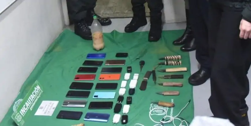 Gendarmería incauta 49 armas blancas, 41 celulares y drogas en allanamiento a dos módulos de la cárcel de Valdivia