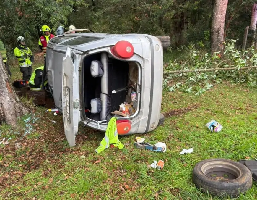 Accidente vehicular en sector Cruce Reumén deja una persona lesionada tras choque de vehículo menor contra un árbol