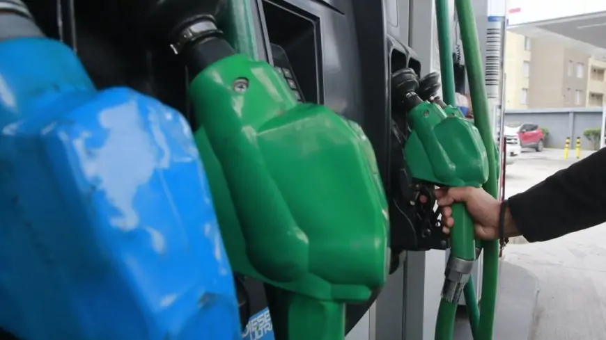 Combustibles bajan desde este jueves: diésel cae $117,5 y gasolinas hasta $106,7 por litro por menor tensión en Medio Oriente