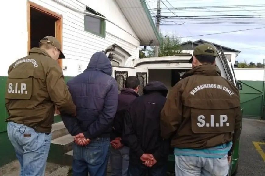 Detienen a cinco personas por robos con violencia en Valdivia y Osorno: vehículo fue localizado en Rancagua con $2,3 millones
