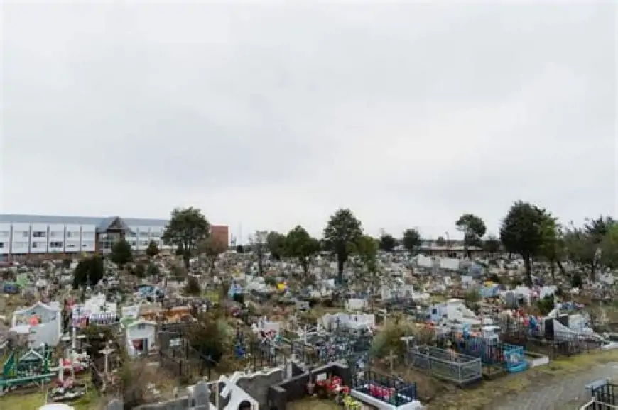Puerto Montt enfrenta crisis funeraria: Seremi de Salud ordena cierre definitivo del Cementerio Municipal por falta total de espacio