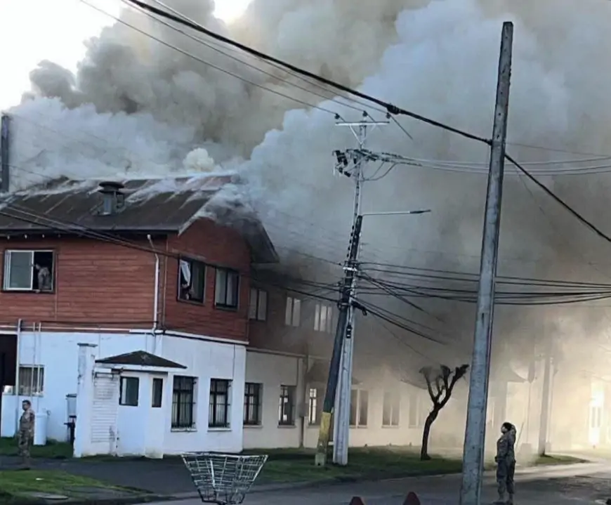 Bomberos de Osorno declara segunda alarma por incendio que afecta a recinto militar en pleno centro