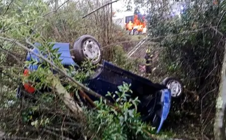 Cuatro personas lesionadas y un prófugo tras volcamiento de conductor ebrio en Ruta 5 Sur tras evadir control policial