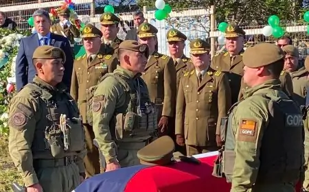 Suboficial mayor Marcos Cosme recibe multitudinaria despedida en Quildaco Bajo con honores y la presencia de autoridades y comunidad