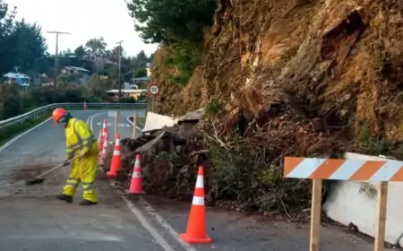 Vialidad despeja remoción en masa en ruta U-410 y restablece tránsito en San Juan de la Costa