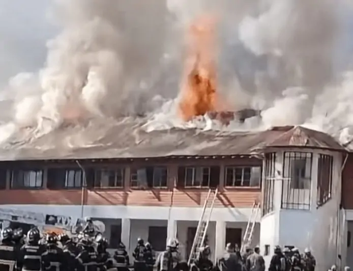Incendio destruye por completo pabellón del Regimiento Arauco de Osorno: cinco bomberos lesionados y 100% de daños estructurales