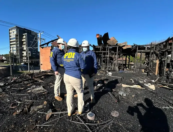 PDI investiga incendio que destruyó pabellón del Regimiento Arauco de Osorno: peritos analizan origen y causa del fuego
