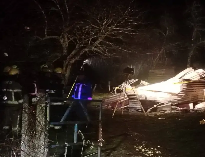 PDI investiga incendio con tres fallecidos en vivienda de Futahuente, Río Bueno: peritos analizan origen del fuego