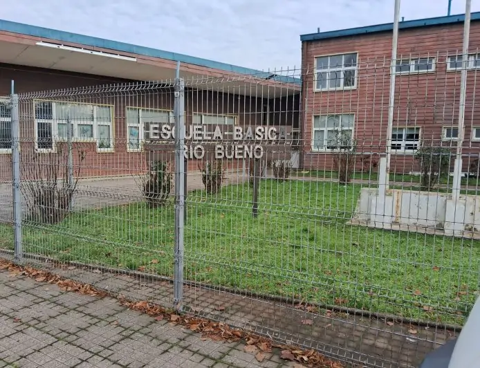 Concejales de Río Bueno denuncian "negligencia" por falta de calefacción en Escuela Río Bueno y exigen suspender clases