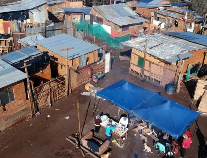 Estudio CEP revela cruda realidad de niños en campamentos con más acceso a beneficios, pero mayor exposición a drogas y violencia