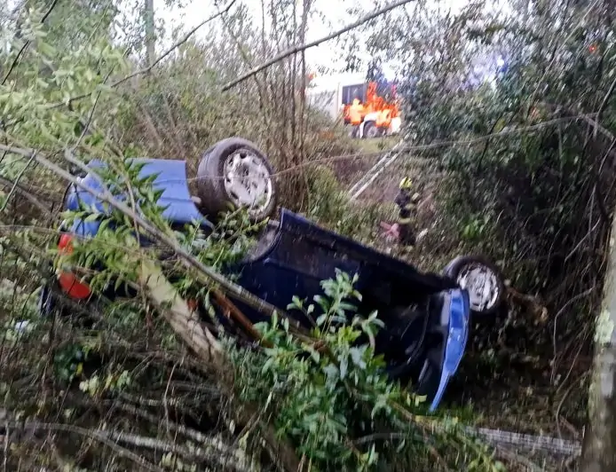 Cuatro personas lesionadas y un prófugo tras volcamiento de conductor ebrio en Ruta 5 Sur tras evadir control policial