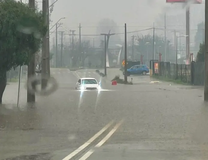 Temporal deja anegamientos y trastornos en el tránsito tras lluvias récord en Valdivia este domingo