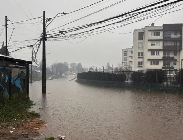 Sistema frontal deja 20 damnificados y 64 aislados en ocho regiones del país