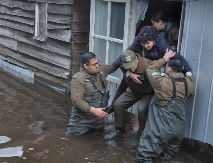 Carabineros evacúa a familias y auxilia a vecinos afectados por inundaciones en La Unión