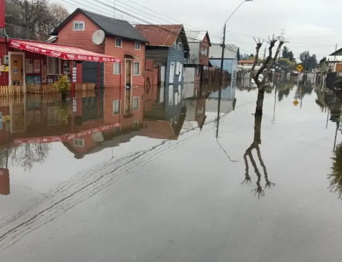 Sistema frontal deja 251 damnificados y 317 aislados en zonas centro-sur del país