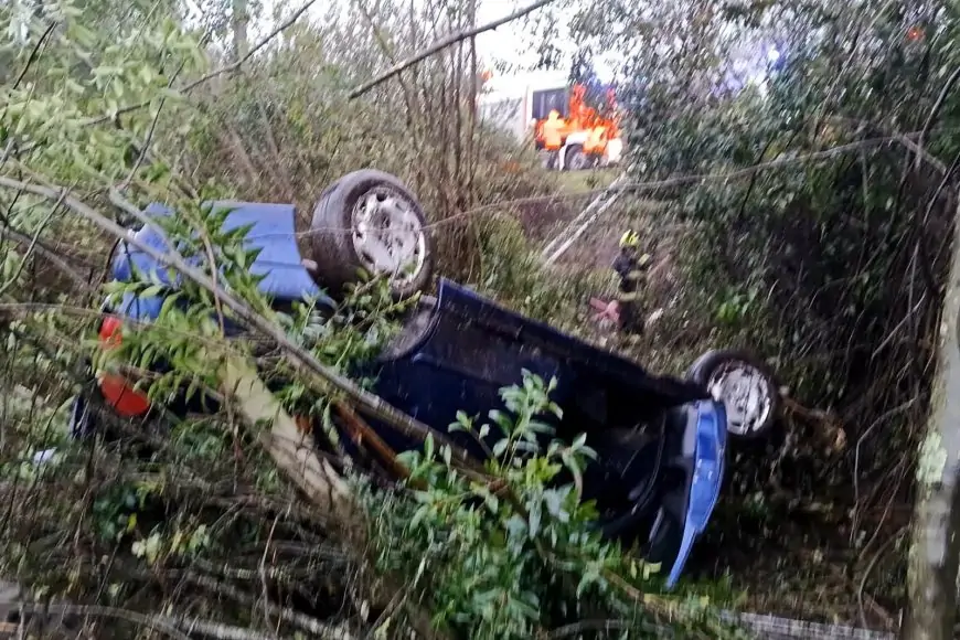 Cuatro personas lesionadas y un prófugo tras volcamiento de conductor ebrio en Ruta 5 Sur tras evadir control policial